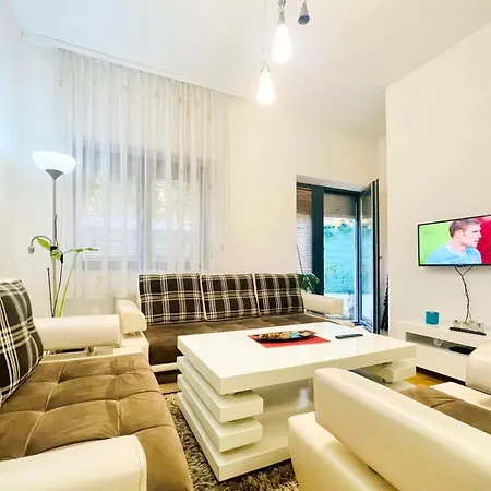 Centar Emirates 公寓 *